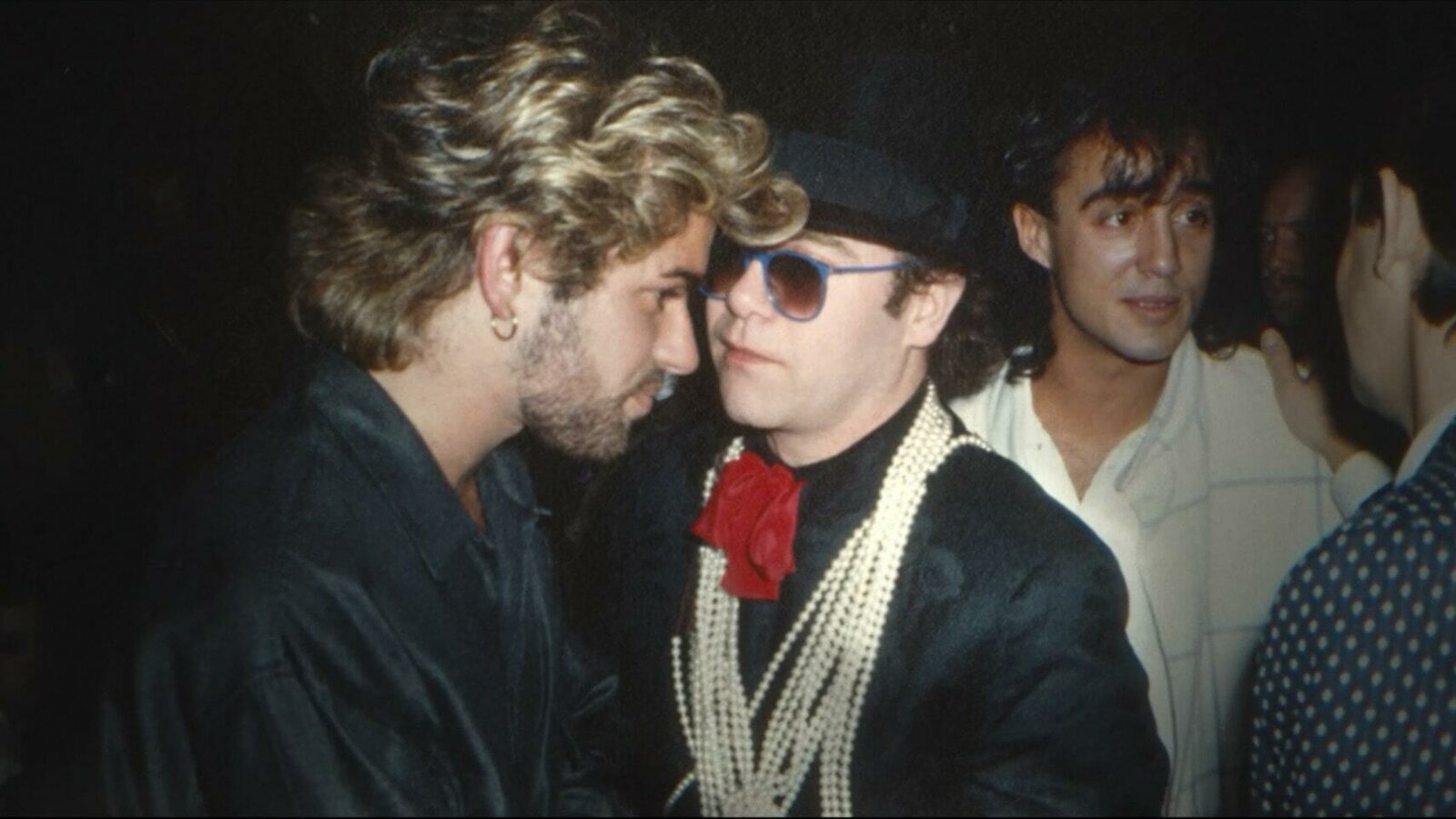 Eine Szene aus der Netflix-Doku WHAM!: Elton John sagte bei einer Preisverleihung 1985, dass George Michael „einer der besten Songwriter“ aus Großbritannien ist.