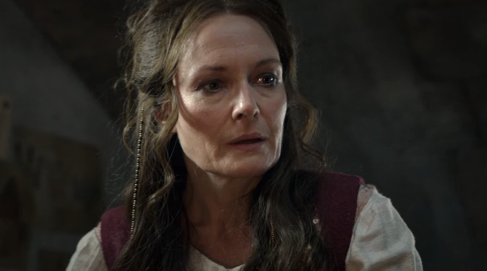 Ein Screenshot aus The Witcher, Staffel 3: Catherine McCormack als Anika.