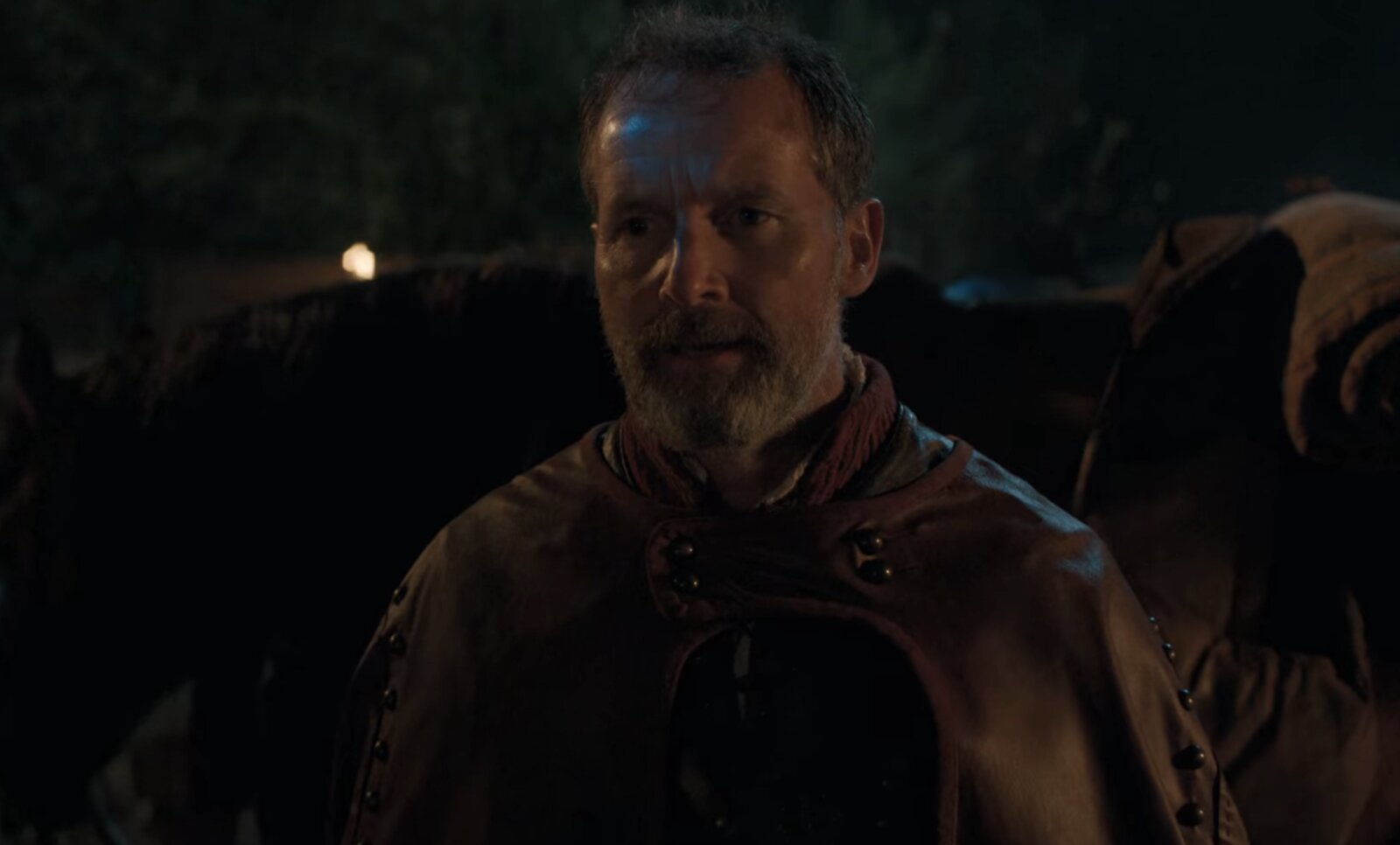 Ein Screenshot aus The Witcher, Staffel 3: Jim Sturgeon als Appelgat.