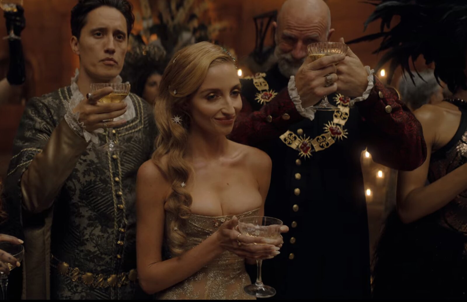 Ein Screenshot aus The Witcher, Staffel 3: Harvey Quinn als Radcliffe.