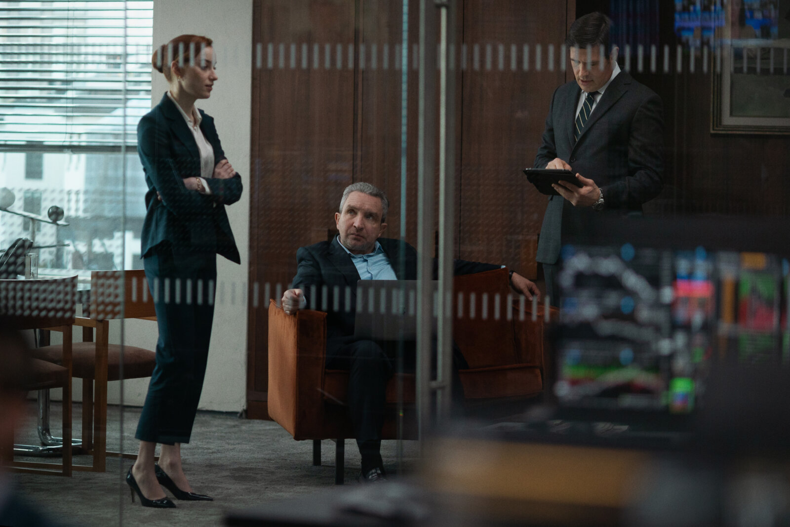 Aus dem Netflix-Film Fair Play: Luke (Alden Ehrenreich) und Emily (Phoebe Dynevor) arbeiten als Finanzanalyst*innen im selben Büro – und sind ein Paar.