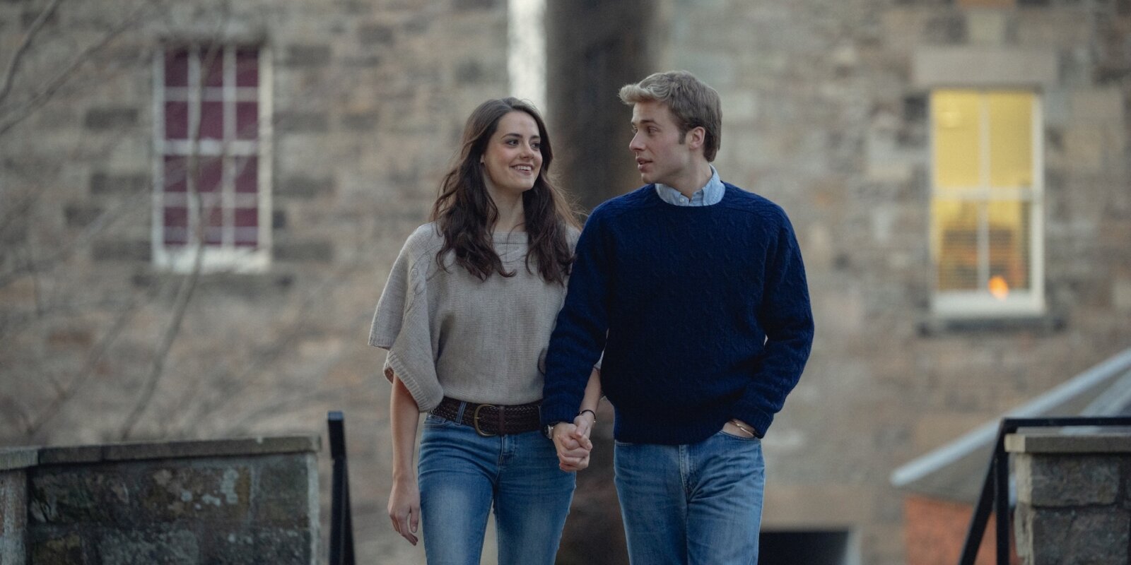 Aus the Crown: Prinz William (Ed Mcvey) und Kate Middleton (Meg Bellamy) sind in der sechsten Staffel von The Crown zu sehen. Der zweite Teil der sechsten Staffel läuft im Dezember auf Netflix.