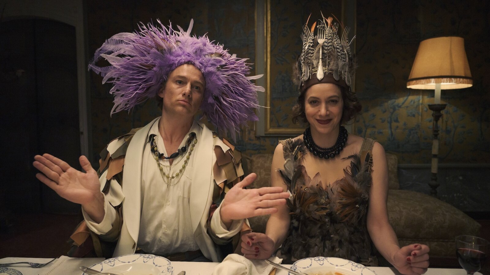 Partystimmung bei den Gästen: Max Ernst (Alexander Fehling) und Peggy Guggenheim (Jodhi May) haben sich verkleidet.