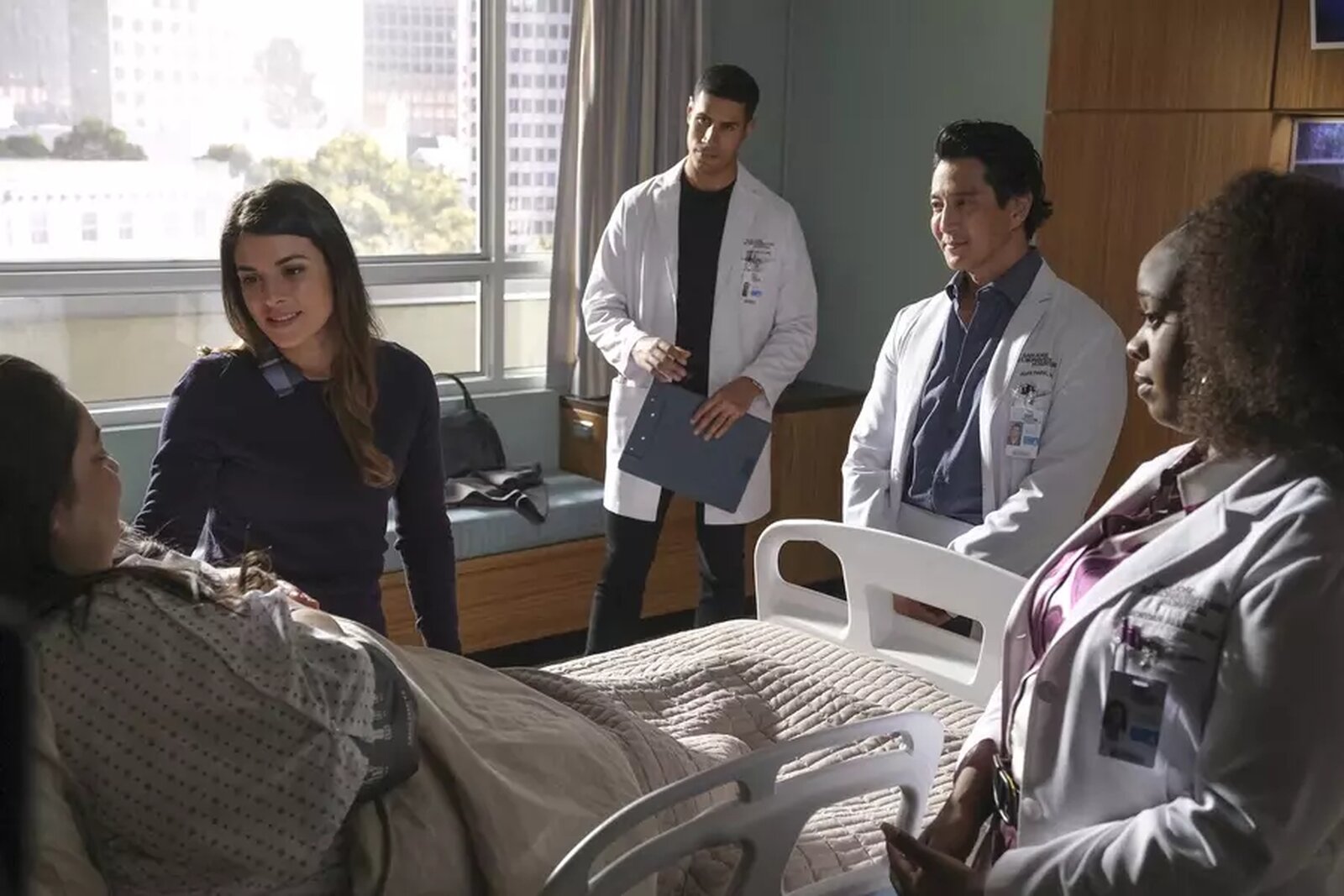 Dr. Jared Kalu (gespielt von Chuku Modu), Dr. Alex Park (Will Yun Lee) und Dr. Jordan Allen (Bria Samoné Henderson) behandeln die Tochter von Orion Garcia (Sara Garcia).