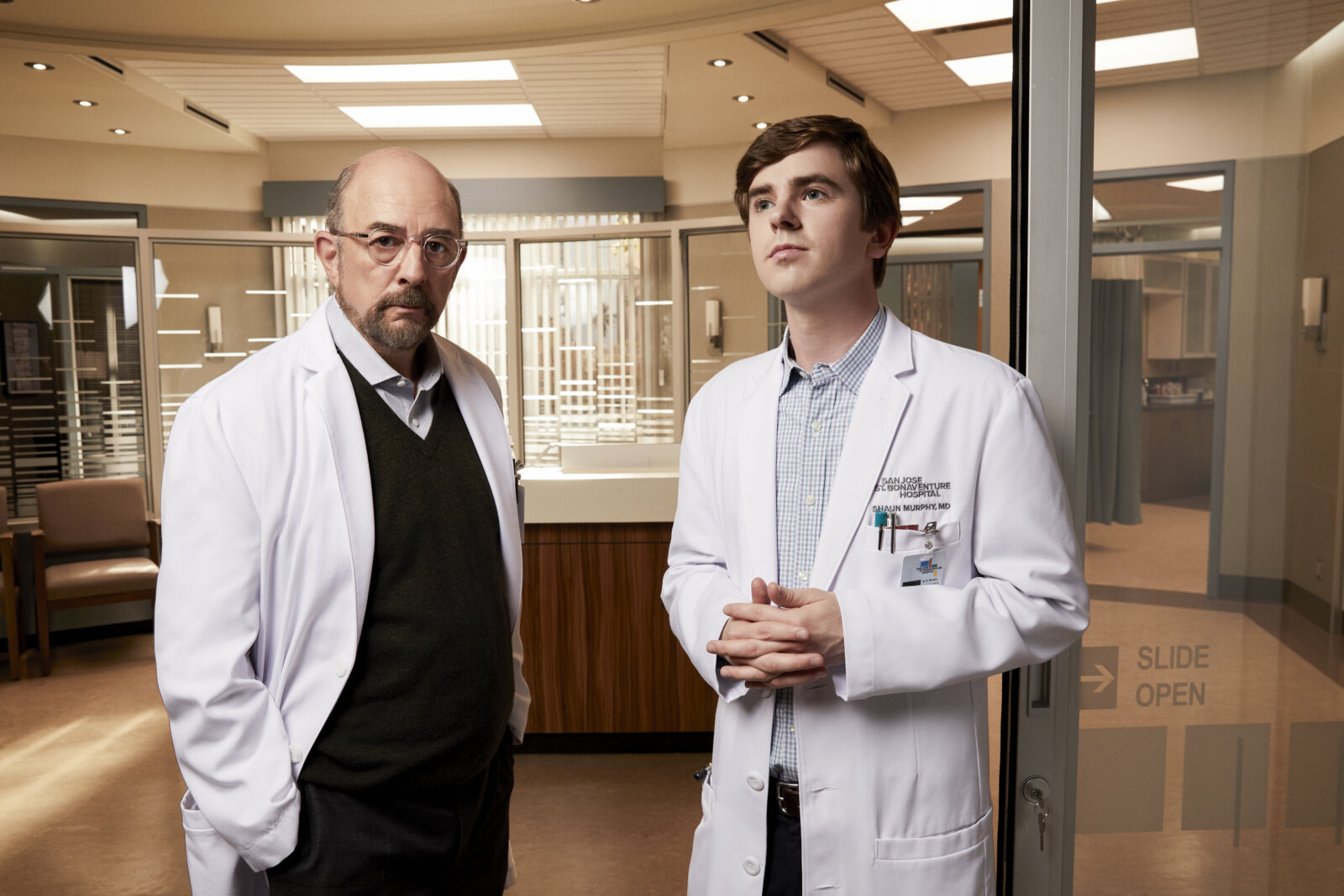 Richard Schiff als Dr. Aaron Glassman und Freddie Highmore als Dr. Shaun Murphy in The Good Doctor.