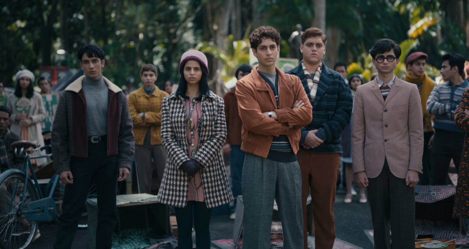 Eine Szene aus der Netflix-Bollywood-Verfilmung The Archies: Archie und seine Freunde schützen den Green Park.