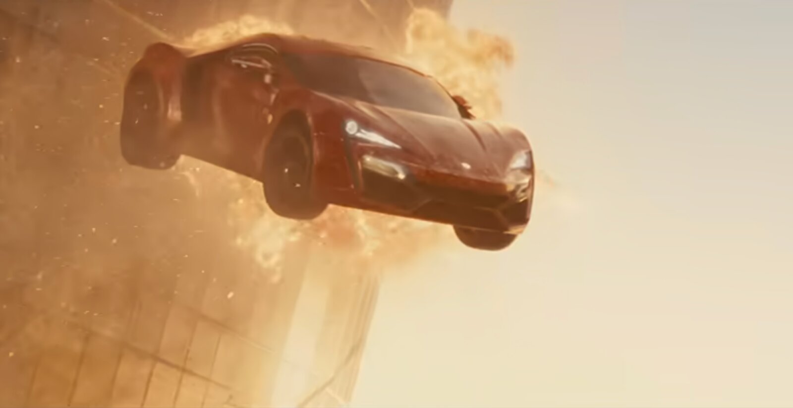 Wenn’s hart auf hart kommt, fährt Dom schon mal ein Auto durch die Fassade eines Wolkenkratzers. Eine Szene aus Fast & Furious.