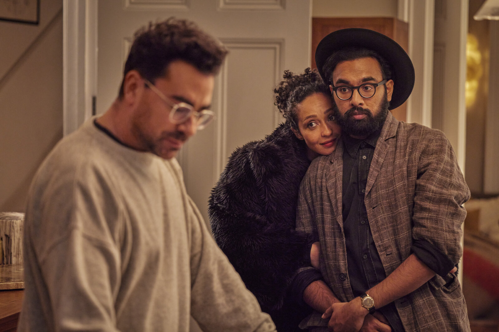 Eine Szene aus dem neuen netflix-Film Good Grief: Marcs Freund*innen Sophie (Ruth Negga) und Thomas (Himesh Patel) versuchen ihm zu helfen.