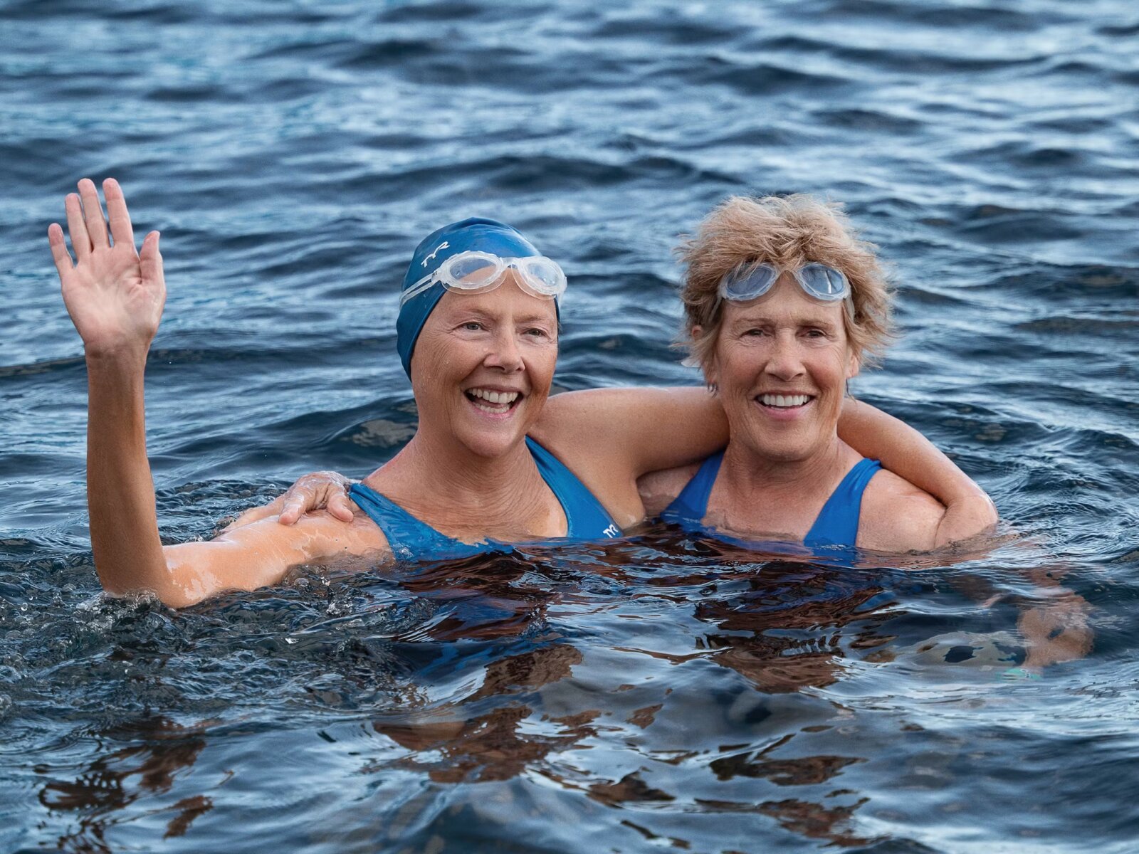 Netflix. NYAD. Annette Bening und Diana Nyad zusammen im Wasser beim Dreh von NYAD.