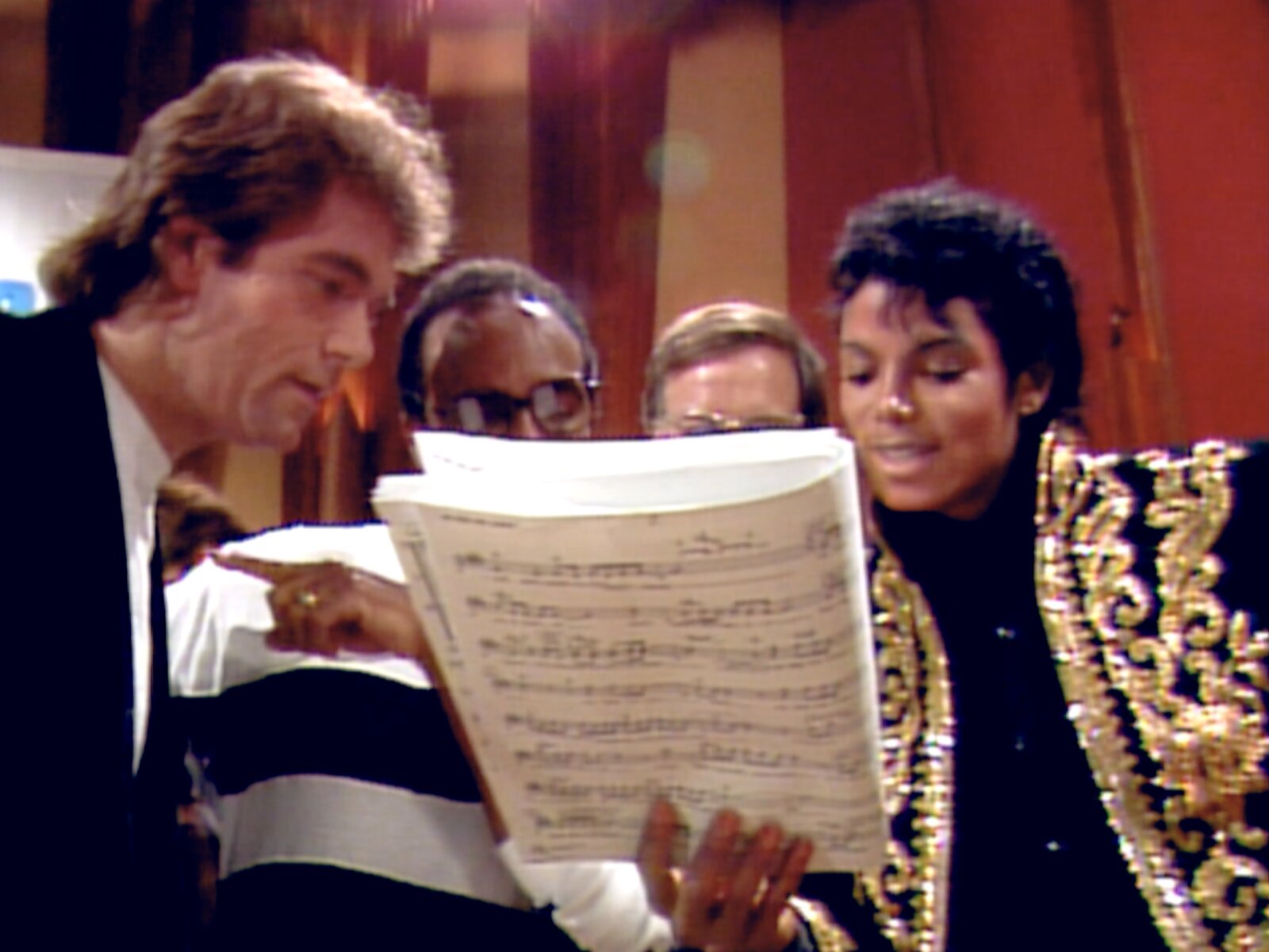 Aus der Netflix-Doku The Greatest Night in Pop: Huey Lewis und Michael Jackson. Lewis übernahm den Gesangspart von Prince.