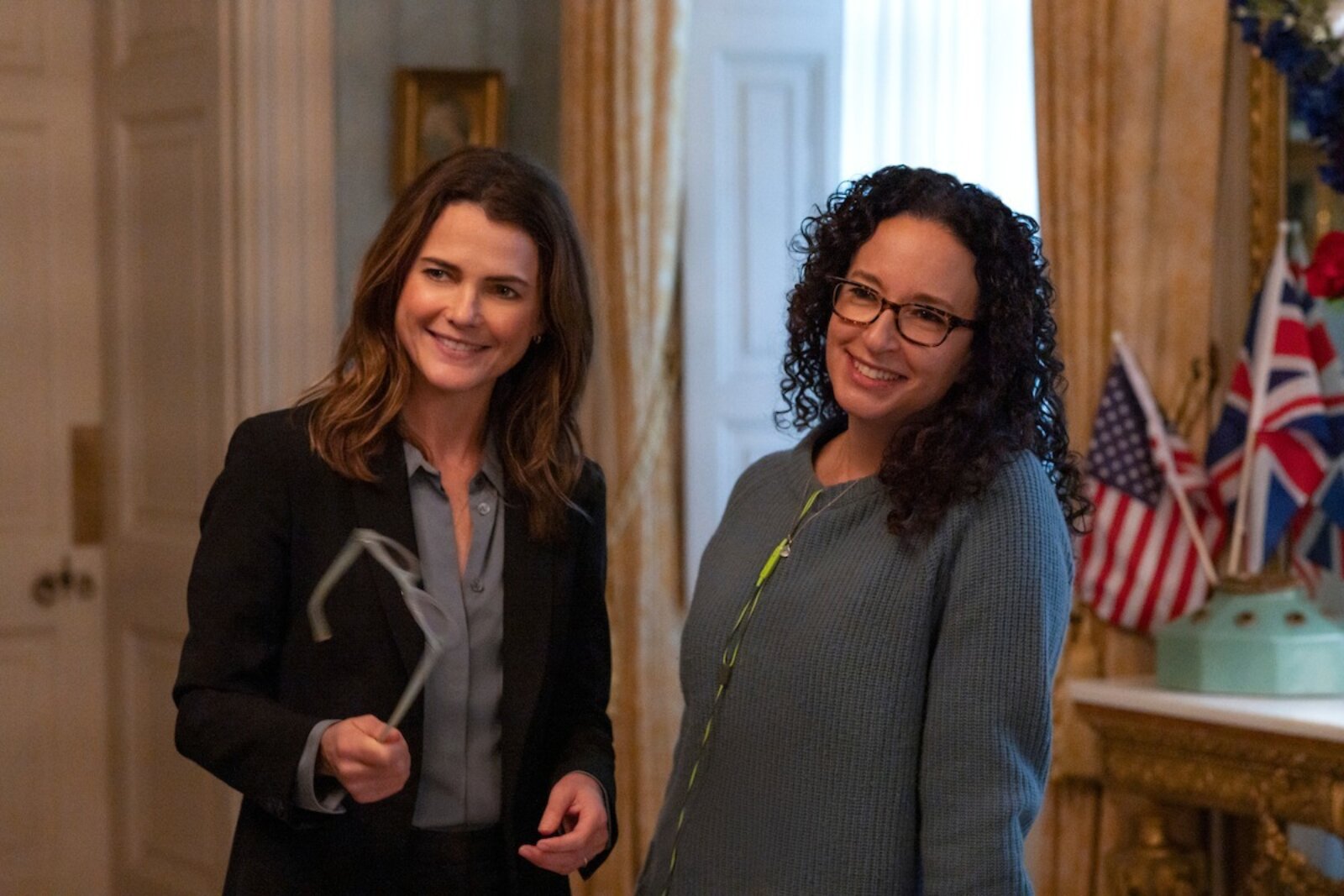 Aus der Netflix-Serie Diplomatische Beziehungen 2: Kate Wyler (Keri Russell) ist eine erfahrene Diplomatin im auswärtigen Dienst.