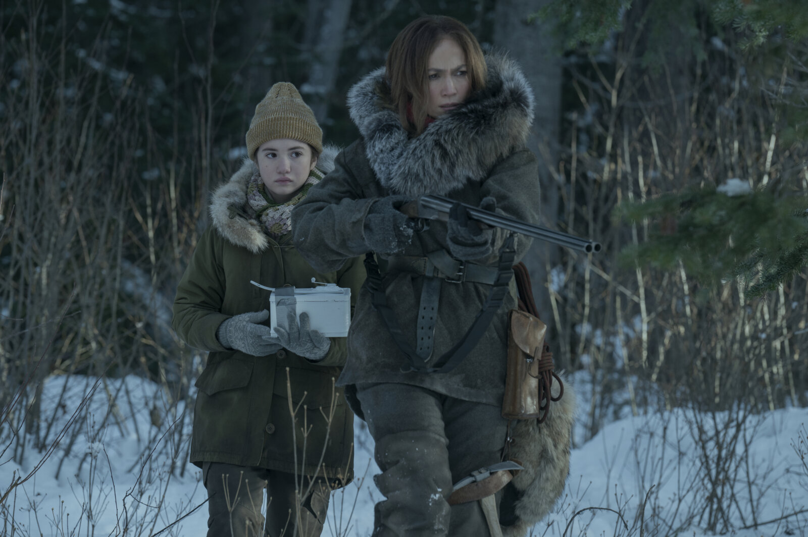 Mutter (Jennifer Lopez) und Tochter (Lucy Paez) gehen in dem Netflix-Film The Mother auf die Jagd.