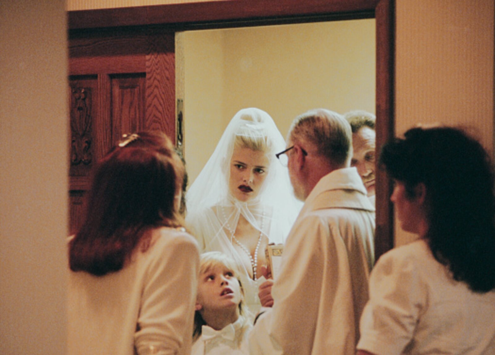 Eine Szene aus der neuen Netflix-Doku Anna Nicole Smith – You Don't Know Me: Anna und ihr Sohn bei der Hochzeit.