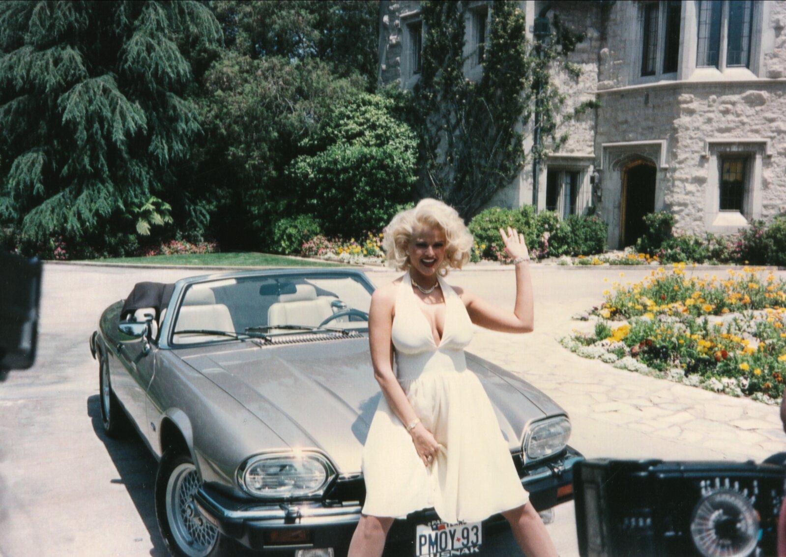 Eine Szene aus der neuen Netflix-Doku Anna Nicole Smith – You Don't Know Me: Anna in einem Marilyn-Monroe-Look vor der Playboy Mansion.