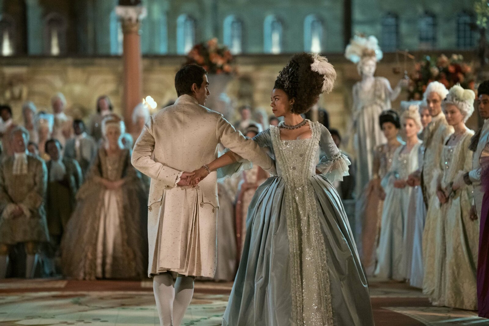 Wenn sie sich verstehen: Königin Charlotte (gespielt von India Amarteifio) und König George (Corey Mylchreest) am Tanzen