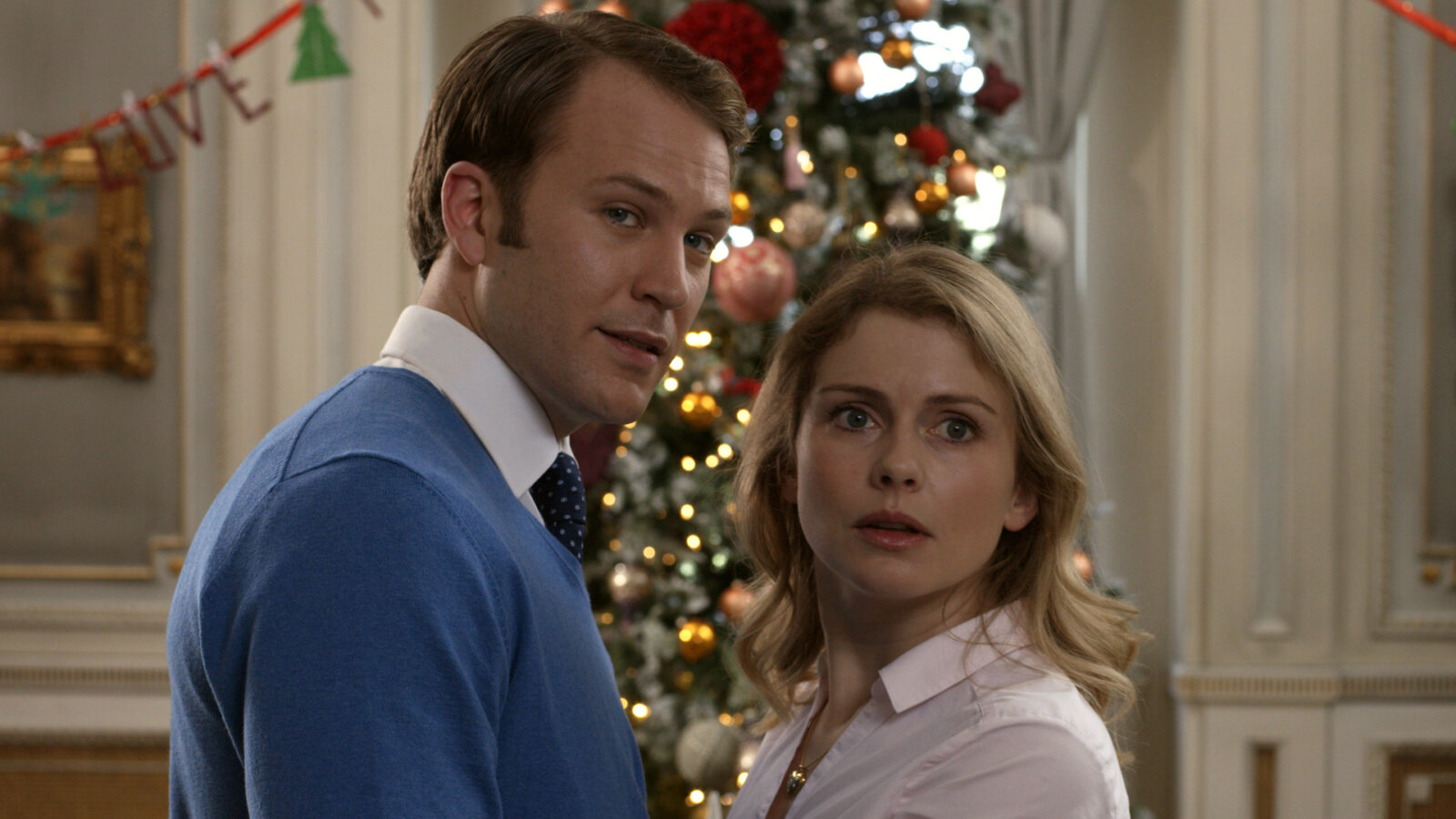 In der RomCom A Christmas Prince ist Amber (Rose McIver) eine Journalistin, die sich in Prinz Richard (Ben Lamb) verliebt.