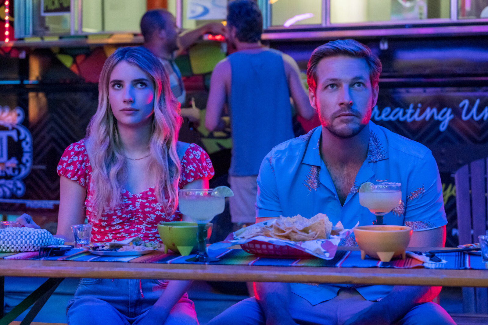 In der Netflix-RomCom Holidate haben Sloane (Emma Watson) und Jackson (Luke Bracey) Sex. Hier gibt es aber zunächst Essen und Drinks.