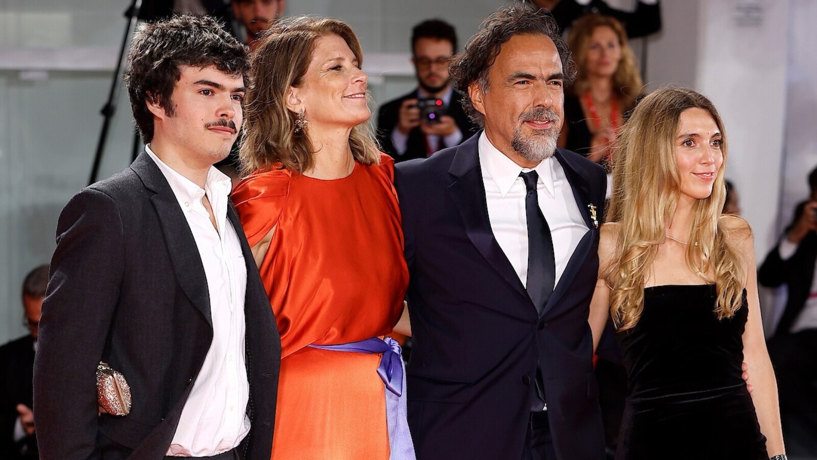 Der Regisseur mit seiner Familie auf der Premiere von BARDO: (L-R) Eliseo Iñárritu, Maria Eladia Hagerman, Regisseur Alejandro González Iñárritu undMaria Eladia Iñárritu.