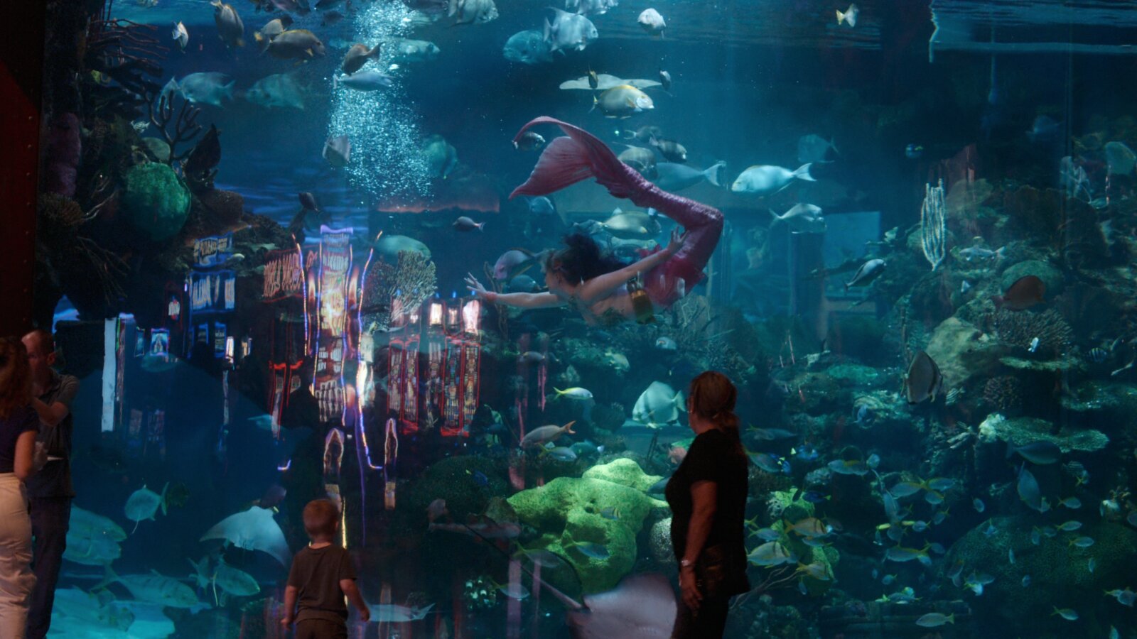 Mermaid Kira Kira schwimmt in der Netflix-Serie MerPeople in einem Pool.