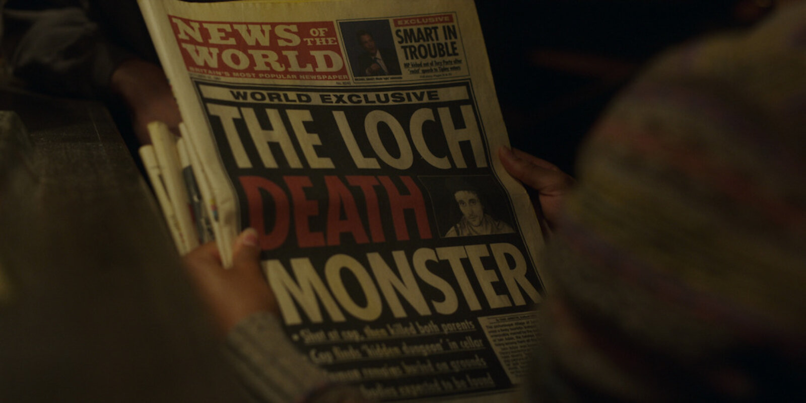Ein Screenshot aus Black Mirror, Staffel 6: Eine Zeitung mit der Schlagzeile "The Loch Death Monster."