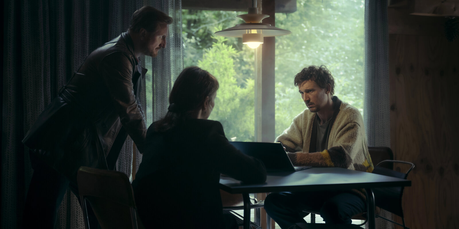 Aus der Netflix-Serie Das Signal: Sven (Florian David Fitz) am Tisch.