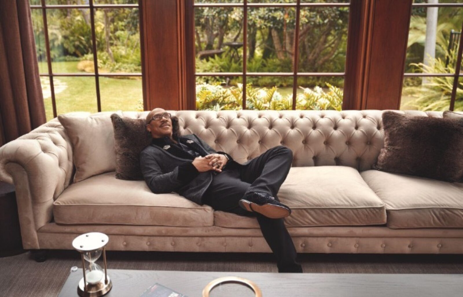 Eddie Murphy auf der Couch in seinem Haus in Beverly Hills.