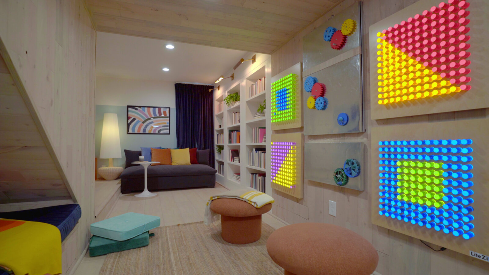 Eine Szene aus der Netflix-Serie Hack my Home: Ein Spielzimmer mit einer Magnetwand und ...