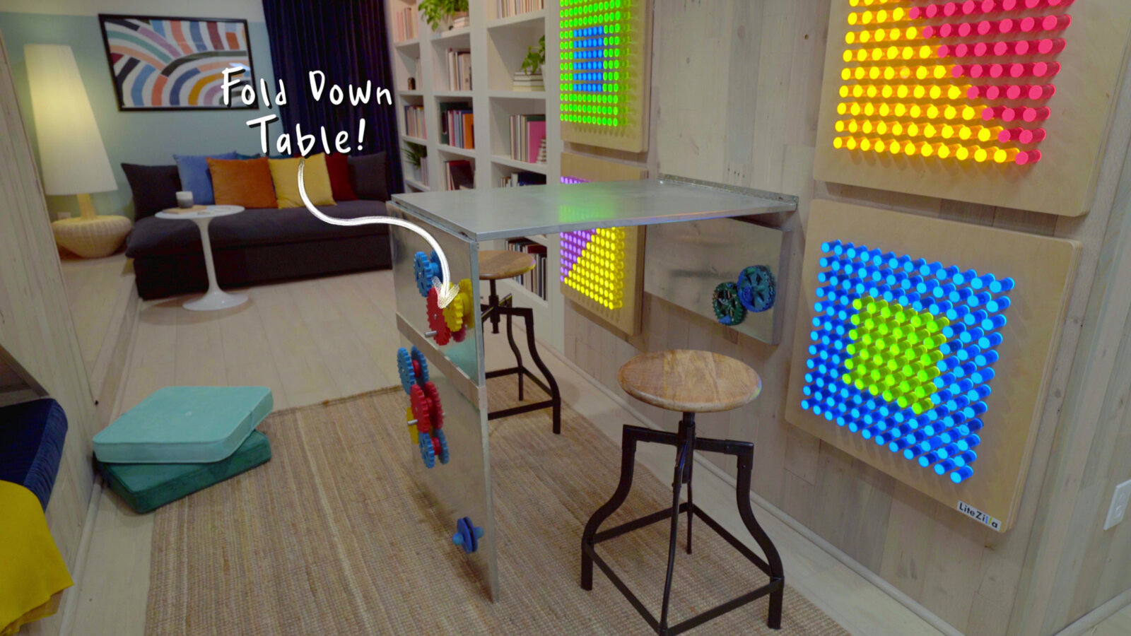 Eine Szene aus der Netflix-Serie Hack my Home: Ein Spielzimmer mit einem Tisch!<