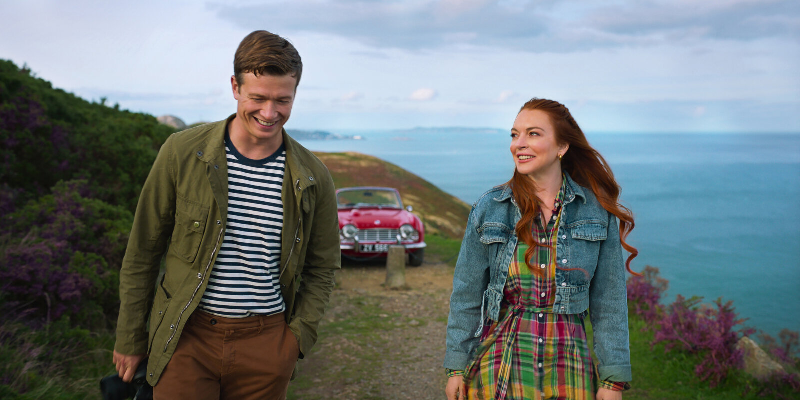 Netflix-Romcom Irish Wish: James Thomas (Ed Speleers) und Maddie Kelly (Lindsay Lohan) sind in Irland unterwegs.