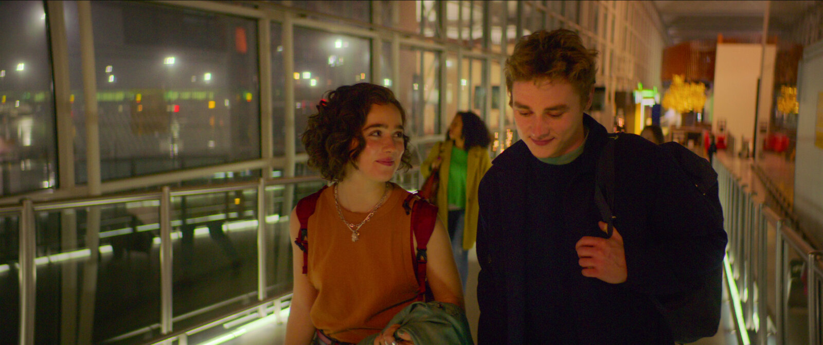 Eine Szene aus der neuen Netflix-RomCom "Die statistische Wahrscheinlichkeit von Liebe auf den ersten Blick": Oliver (Ben Hardy) lernt Hadley (White Lotus-Darstellerin Haley Lu Richardson) am Flughafen kennen – und lieben.