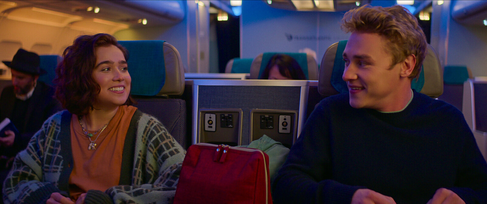Eine Szene aus der neuen Netflix-RomCom "Die statistische Wahrscheinlichkeit von Liebe auf den ersten Blick": Oliver (Ben Hardy) lernt Hadley (White Lotus-Darstellerin Haley Lu Richardson) im Flugzeug kennen – und lieben.