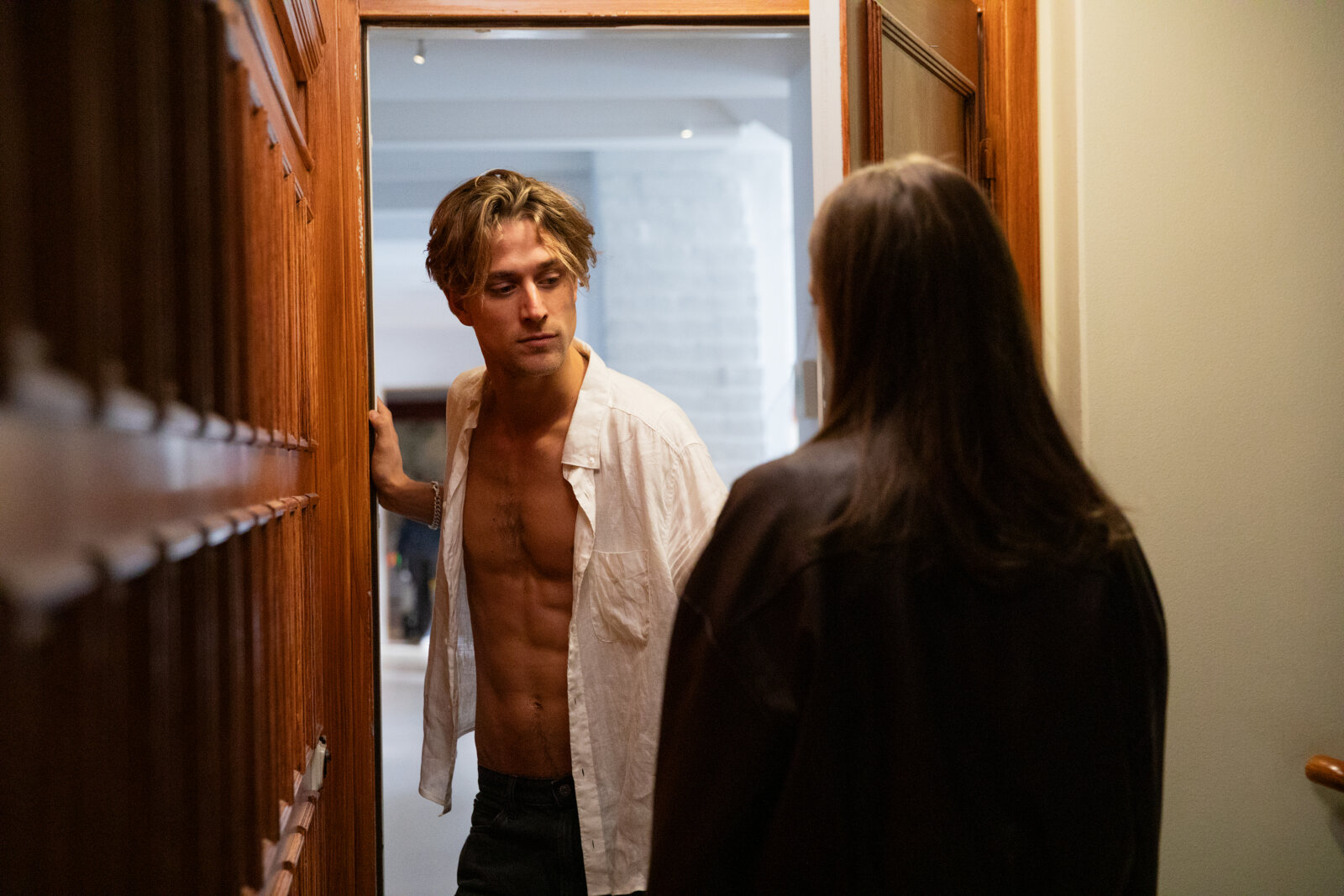 Chris Olsen (Christian Fandango) öffnet Stella die Tür. Eine Szene aus Die Lüge.