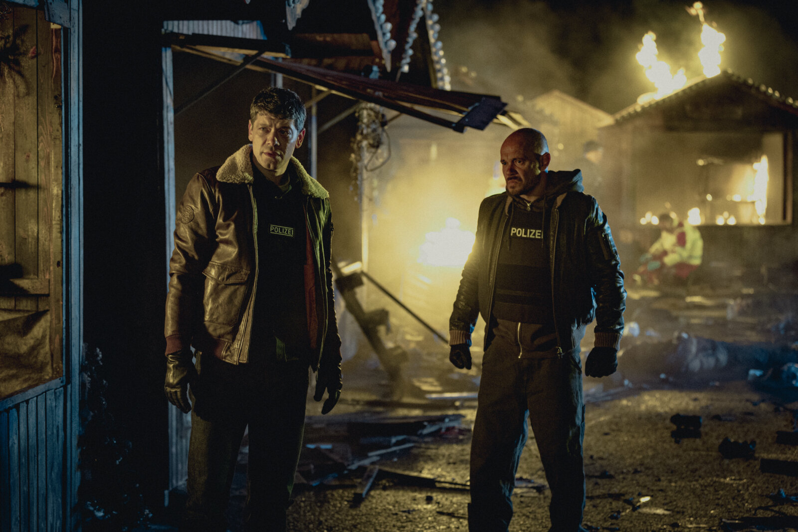 Carlo Ljubek und Antonio Wannek spielen in der neuen deutschen Netflix-Thriller-Serie "Schlafende Hunde" zwei Polizisten.