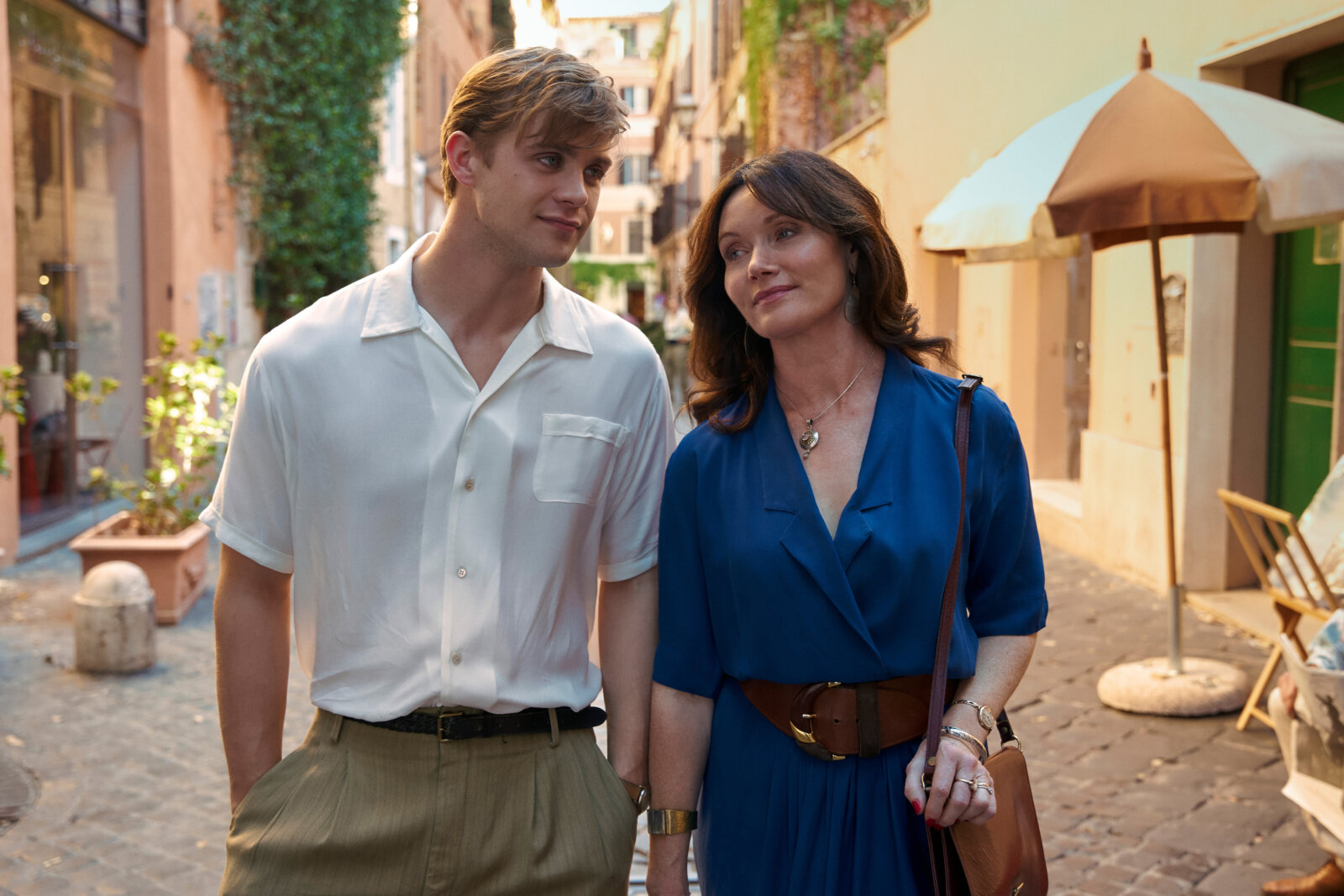 Alison Mayhew (Essie Davies) berät ihren Sohn Dexter (Leo Woodall) auch in Liebesfragen.