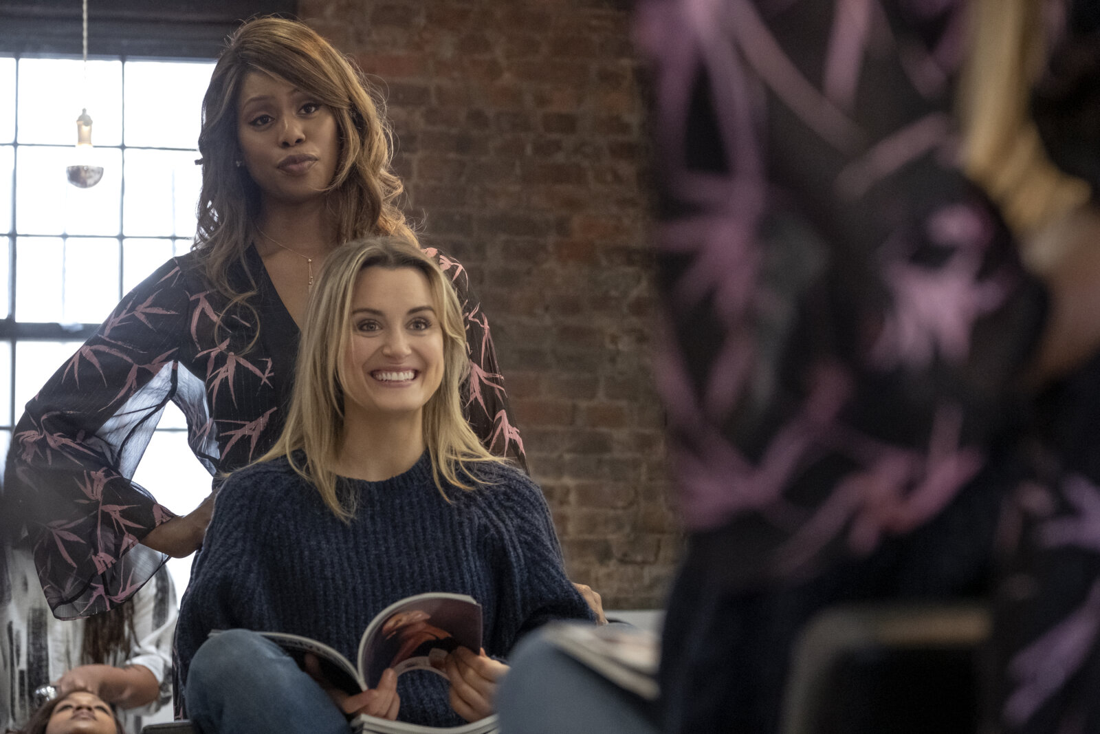 Eine Szene aus der finalen Staffel von Orange Is the New Black: Sophia (Laverne Cox) frisiert Piper (Taylor Schilling) die Haare.