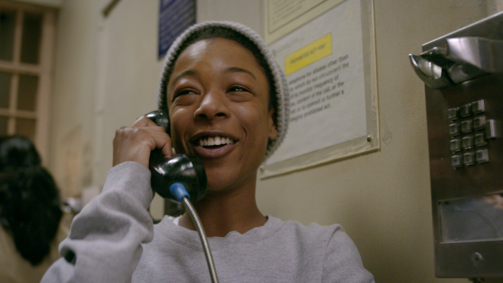 Eine Szene aus Orange Is the New Black:  Poussey (Samira Wiley) spricht am Telefon.