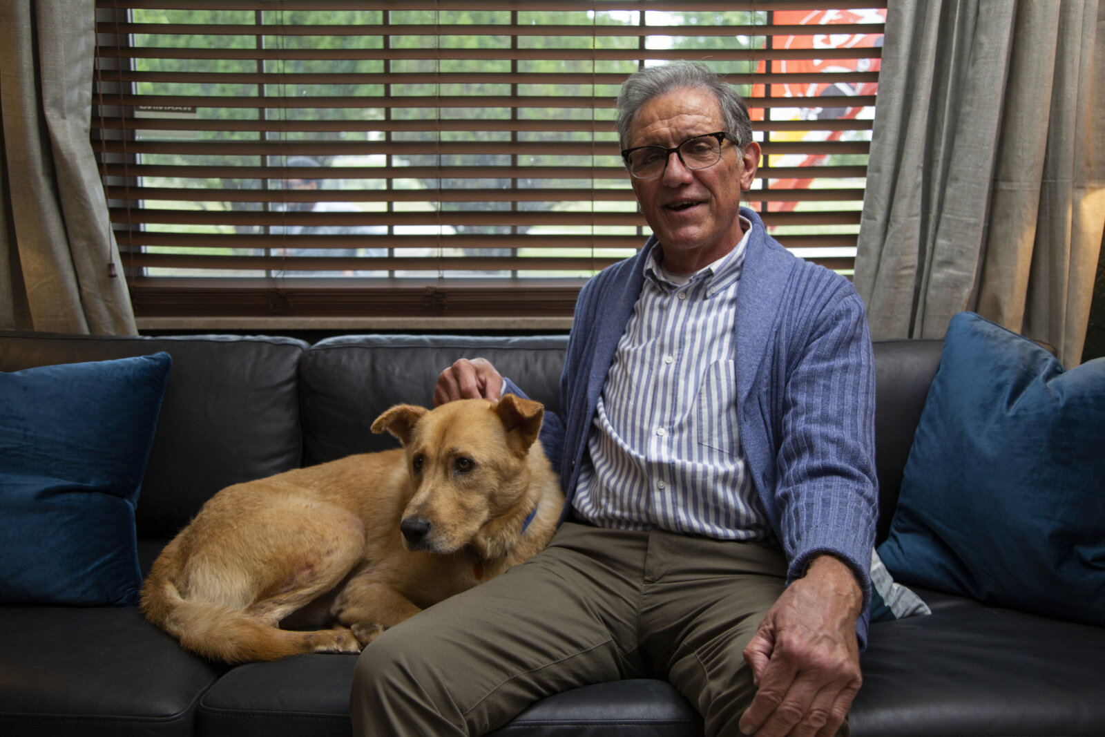 Kenny Yarnevich lebt glücklich mit seinem Hund.