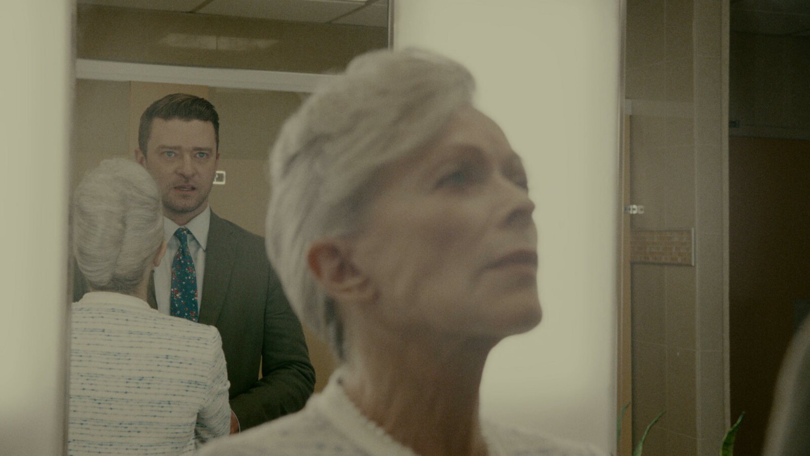 Justin Timberlake als Will Grady und Frances Fisher als Camille in Reptile (2023).