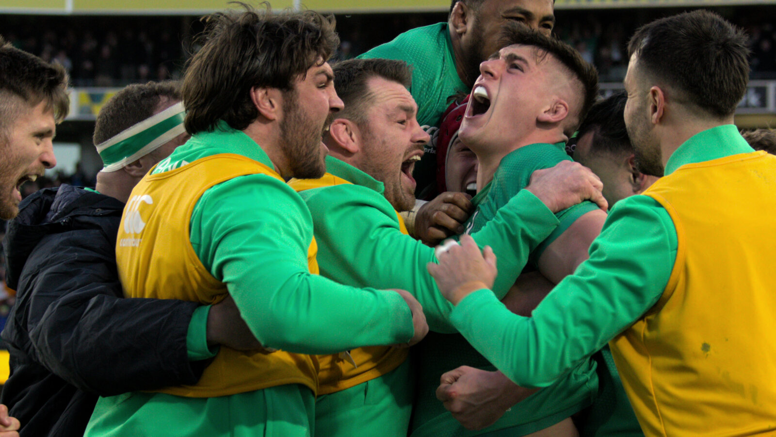 Irlands Team feiert beim Six Nations eine gelungene Aktion.