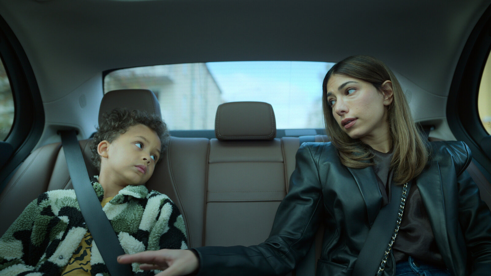 Eine Inspiration für erste Drehbuchideen? Die Netflix-Serie Schnelles Geld mit Evin Ahmad als Mutter Leya.