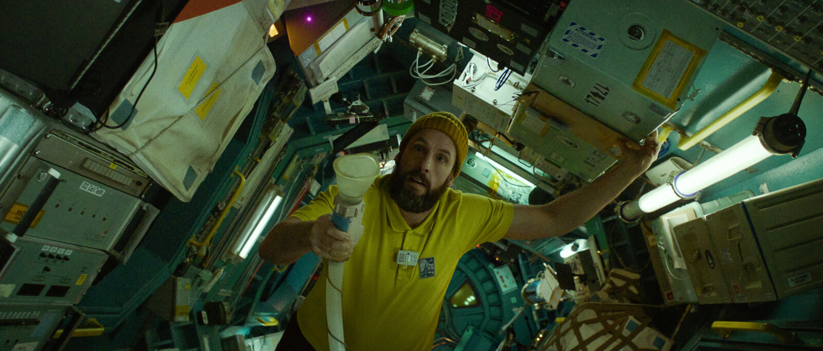 Eine Szene aus dem Netflix-Film Spaceman: Adam Sandler allein im All.