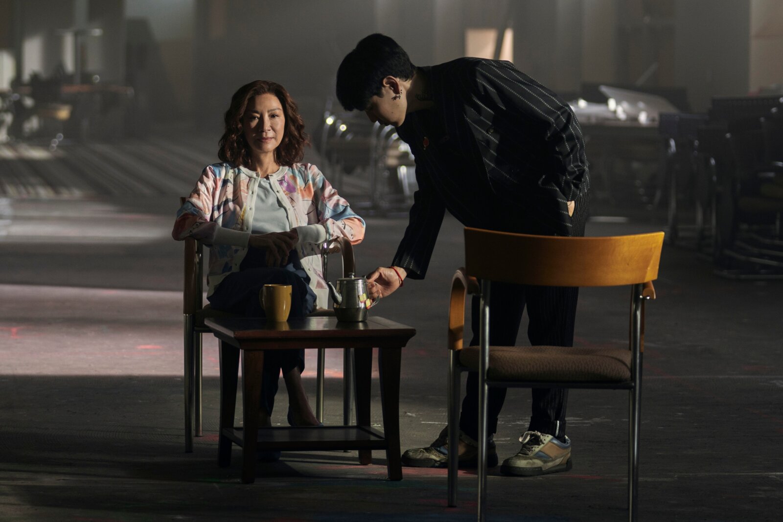 Eine Szene aus der Netflix-Serie The Brothers Sun: Michelle Yeoh als Mama Sun