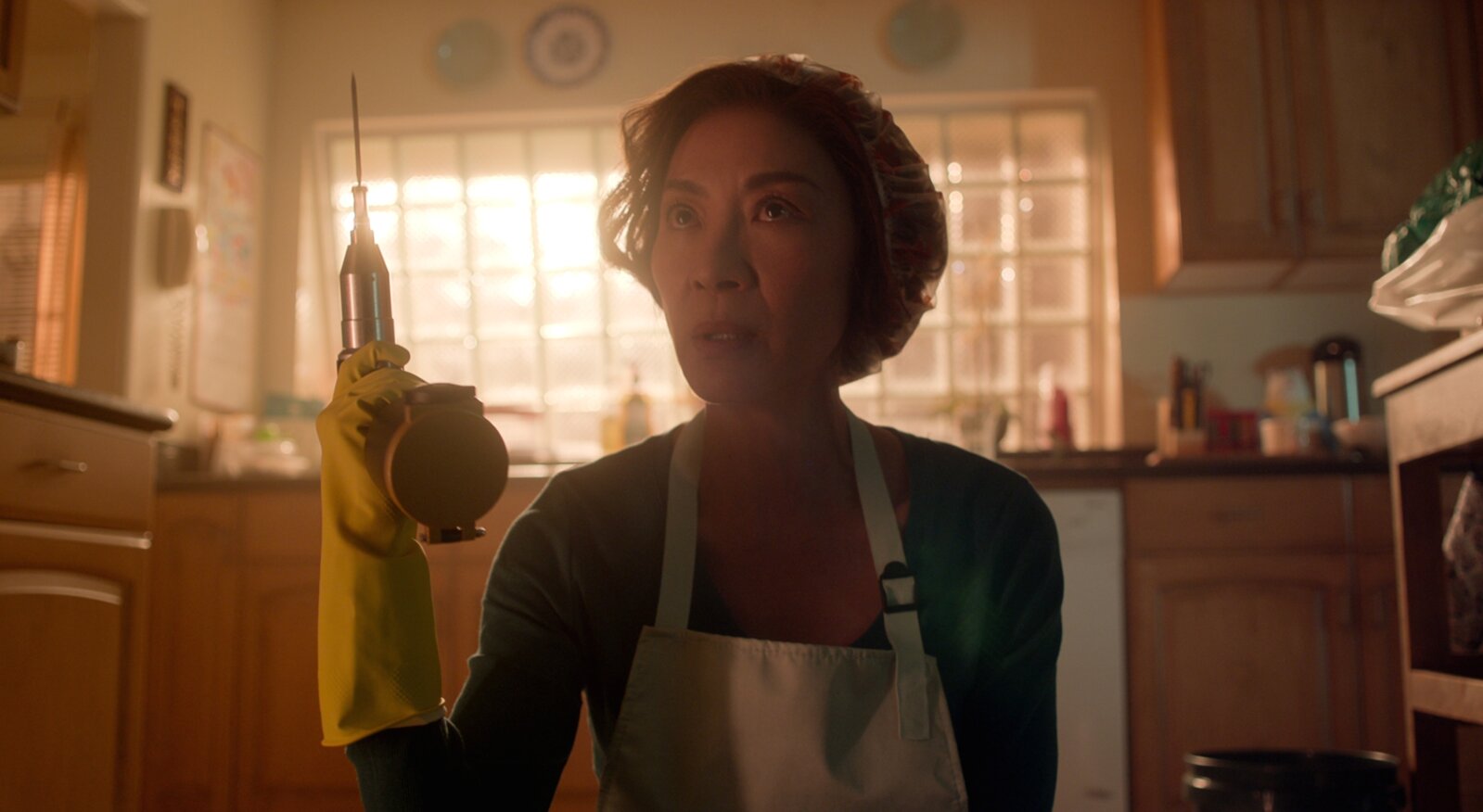 Eine Szene aus der Netflix-Serie The Brothers Sun: Michelle Yeoh als Mama Eileen Sun.