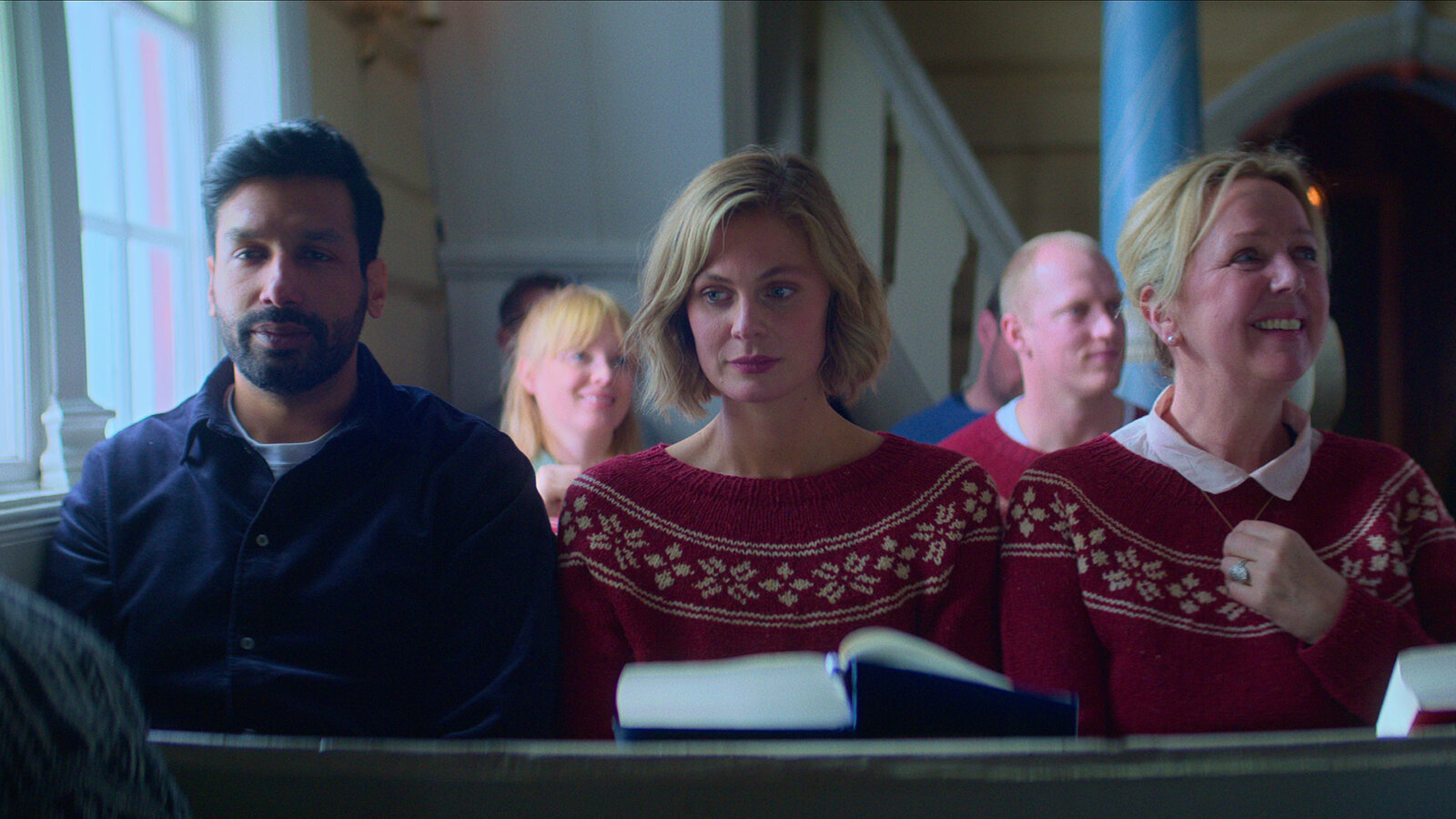Aus dem Netflix-Film Weihnachten mal anders: Jashan (Kanan Gill) und Thea (Ida Ursin-Holm) verbringen Weihnachten in Norwegen.