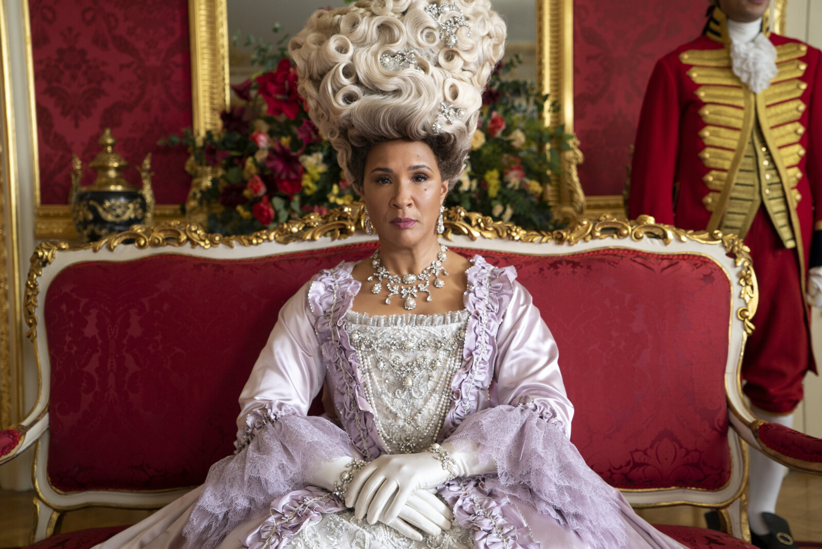 Queen charlotte (Golda Rosheuvel) aus der Netflix-Serie Bridgerton ist eine Herrscherin – doch nicht von Anfang an.