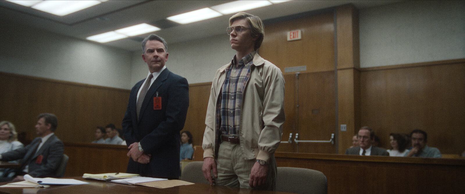 Evan Peters als Serienkiller Jeffrey Dahmer in der Netflix-Serie Dahmer – Monster: Die Geschichte von Jeffrey Dahmer.