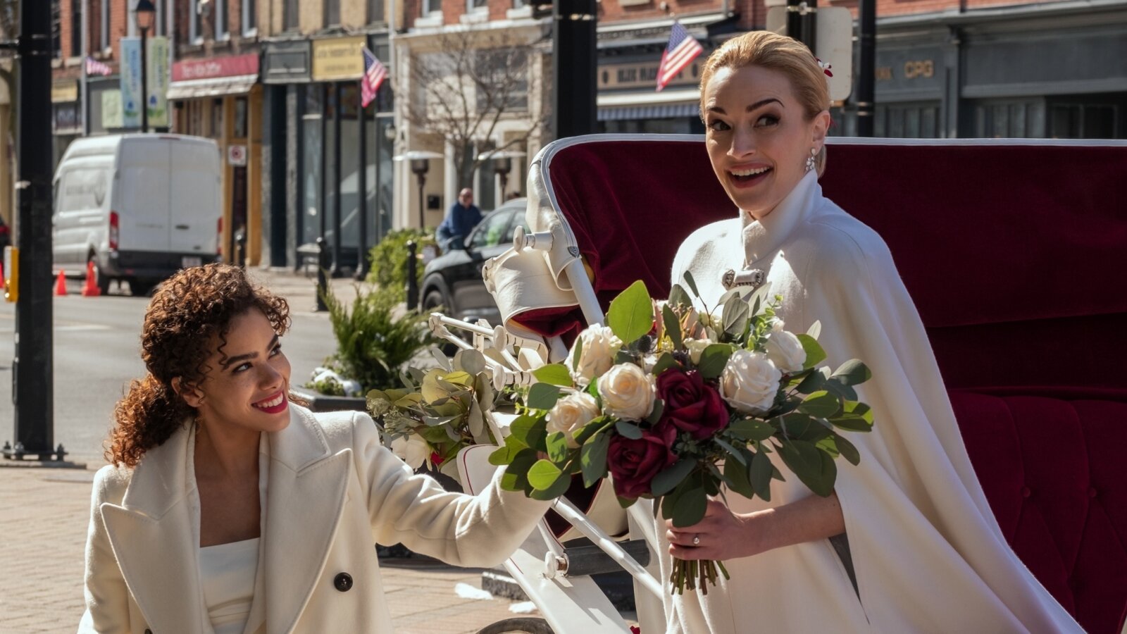 Ende gut, alles gut? Ginny (Antonia Gentry) und Georgia  (Brianne Howey) sind in der netflix-Serie Ginny & Georgia auf dem Weg zur Hochzeit.