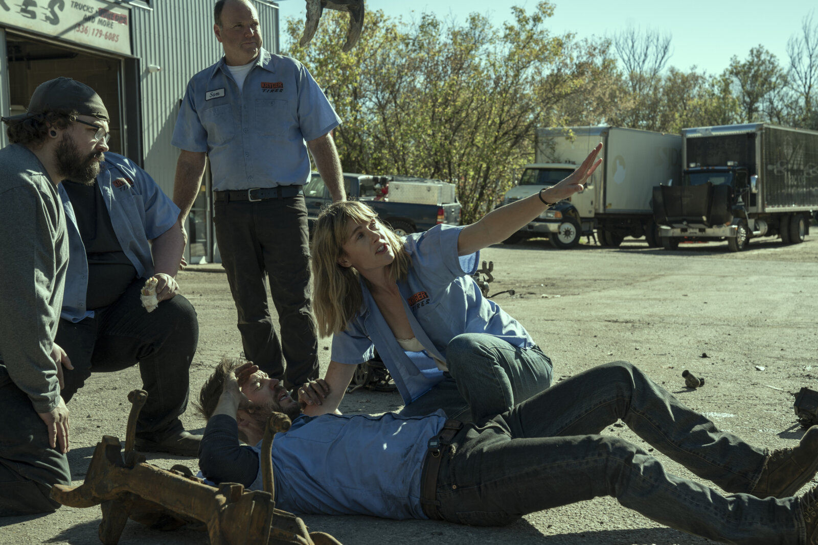 Painkiller: Glen Kryger (Taylor Kitsch) liegt nach seinem Unfall auf dem Boden, kann sich nicht bewegen.