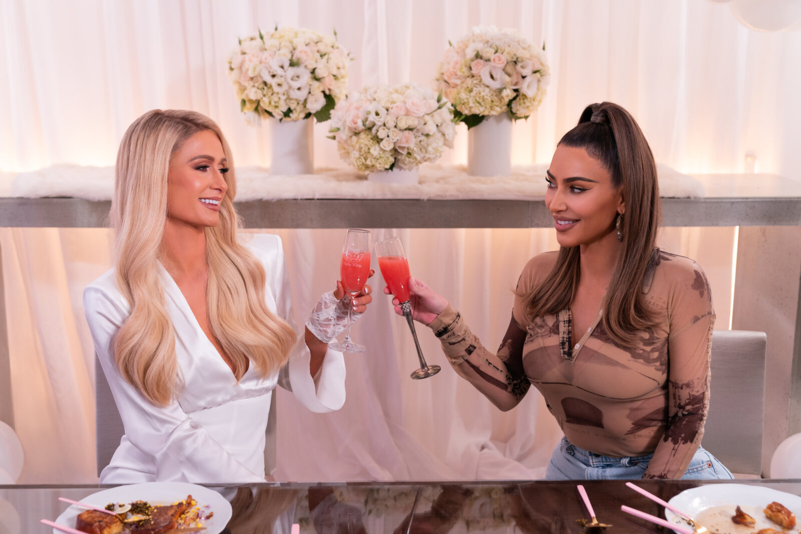 In der Netflix-Show Cooking with Paris lädt Hotelerbin Paris Hilton Gäste wie Kim Kardashian ein.