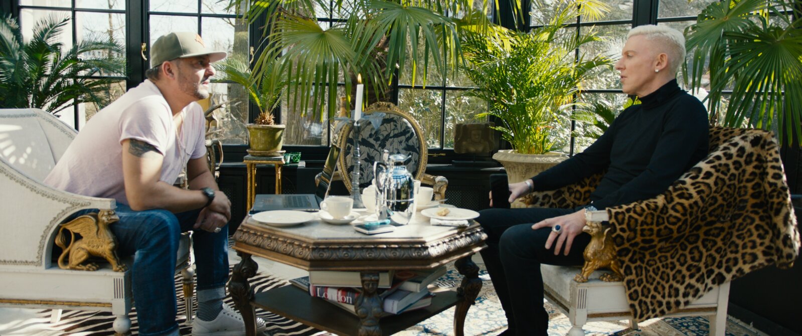 Aus der Doku FCK 2020: Kaffee oder Tee? H. P. Baxxter und sein Booker George Angelopoulos diskutieren im Wintergarten. (© avanti media fiction)